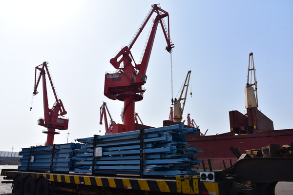 What goods belong to the category of large cargo transportation by sea?